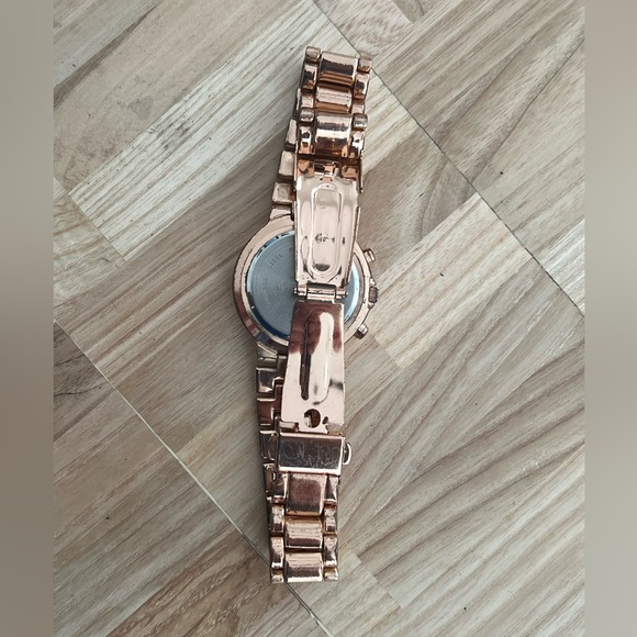 Ellen Tracy Ladies Watch Crystals Rose Gold Stainless Bracelet - Picture 8 of 11